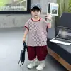 Roupas de Verão Infantis Conjunto Listrado Sem Mangas 2026 Verão Novo Estilo de Rua para Bebês Conjunto de Duas Peças Roupas para Crianças Pequenas