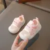 Zapatos de caminar huecos para bebé niño 2025 verano nuevo estilo para niña, zapatos de malla finos para niños, zapatos para bebé con suela suave