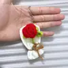 Colgante de Ramo de Flores de Rosa Tejidas a Crochet Hecho a Mano para Niñas, Encanto Creativo para Bolso de Ramo Tejido a Crochet Hecho a Mano