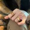 Anillo Cuadrado Retro Dorado con Diamantes Edición Ancha para Mujer Diseño de Nicho Dibujo de Hilo Anillo de Dedo de Lujo Ligero de Gama Alta Moderno