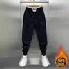 Nuevos pantalones casuales de otoño para hombre, forrados de polar y engrosados, pana con bordado, joggers de corte slim, versátiles, pierna recta holgada, modernos