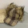 Boné de Baseball Moda Cruzada Decorativo Xadrez Outono/Inverno 2026 com Proteção para Orelhas para Aquecimento e Lazer