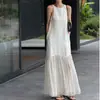 En producción: Vestido recto de capa sin mangas con tela de malla sintética y top de tirantes blanco, elegante diseño estilo francés