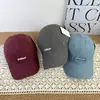 Gorra de béisbol simple bordada con letras, de ala curva, suave, versátil, para otoño, para mujer, gorra de pico de pato versátil de moda, estilo Ins, para adelgazar el rostro, para hombre