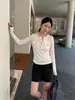 Han Xun Ropa de Trabajo Ligera Retro Suave Elástica Versátil Blusa con Cuello Henley y Bolsillo para Mujer Otoño 2026 Top 27157