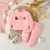 Conjunto Casual de Duas Peças para Bebê Hoodie com Bordado de Letras LOVE Calça Jogger Roupas Esportivas para Bebês e Crianças Pequenas para Primavera e Outono