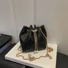 Bolso cruzado pequeño versátil estilo ins para mujer, nuevo diseño de nicho de moda 2026, bolso de cadena elegante, bolso cubo de hombro