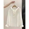 Camisa branca de gola V suave estilo francês com acabamento franzido, nova coleção outono 2026 feminina, top elegante e versátil para o trabalho