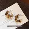 Brincos Dourados Pérola Maillard em Formato C para Mulheres 2025 Novo Estilo Brincos de Alto Padrão Outono e Inverno Brincos de Tarraxa