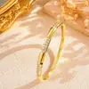 Pulsera Asimétrica Clásica Europea y Americana con Diseño de Pedrería en Forma de Rombo, Estilo Minimalista Creativo de Lujo Ligero, Pulsera Fina con Superficie Lisa Texturizada para Mujer