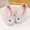 Fábrica directa al por mayor de zapatos de confinamiento, zapatos de algodón con dibujos animados de primavera, suela gruesa, talla grande, antideslizantes, tacón de bolsa, zapatos de interior para mujeres embarazadas y posparto