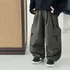 Tong Ku Roupa Infantil 2026 Outono Novo Calça Masculina Elegante com Bolso Patch Botões Costurada Algodão Puro Calça de Trabalho Infantil Tendência