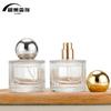 Nuevo exquisito frasco de perfume de rayas verticales de moda, frasco de vidrio vacío con tapa de bola redonda de ABS dorada, plateada, negra
