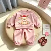 Nuevo atuendo dulce para niñas: Conjunto de dos piezas de sudadera y pantalón jogger navideño, ropa elegante de otoño para niñas pequeñas, venta al por mayor de ropa infantil