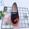 Zapatos de Tela Estilo Nuevo para Mujer Estilo Old Beijing para Exportación, Zapatos de Lona Slip-On con Lentejuelas Bordadas de Colores, Adecuados para Madres de Mediana Edad y Mayores, en Stock