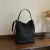 Bolsas Tejidas de Nicho Súper Calientes para Mujer 2026 Nuevas de Verano Versátiles Bolsos Cruzados de Moda Súper Calientes Bolsos de Cubo