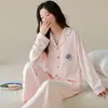 Nova coleção de primavera e outono: Conjunto de pijama feminino de algodão puro, com mangas compridas e calça comprida, com gola aberta estilo cardigã, apresentando um design simples e casual para conforto ao relaxar.