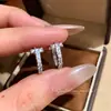 Th0260 S999 Aguja de Plata Exquisitos Aretes Súper Brillantes con Incrustaciones de Diamantes en Forma de T Pinzas para Orejas Únicas y Elegantes Modelo Nuevo 2026 Venta al por Mayor