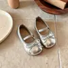 Zapatos Pequeños de Cuero Estilo Francés 2026 Primavera/Otoño Nueva Versión Coreana Zapatos de Princesa con Lazo para Niñas Bebé Antideslizantes Moda Zapatos Individuales