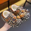 Chinelos internos quentinhos de inverno para meninas, com forro de fleece, impermeáveis e antiderrapantes, com estampa de leopardo, adequados para bebês e crianças pequenas.