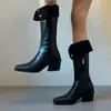 Botas de cavaleiro de couro da moda e únicas para mulheres, apresentando um design de duas vias, fecho de fivela, camurça com estampa de leopardo, bico quadrado e salto grosso.