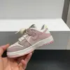Zapatillas AJ versátiles de estilo coreano para niña, color rosa oscuro, decorativas con cordones delanteros, otoño 2026, zapatos planos pequeños de punta dividida sintética