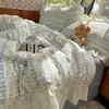 Conjunto de cuatro piezas estilo princesa de gasa con volantes y encaje, funda nórdica y sábana suave y amigable con la piel, conjunto de tres piezas para dormitorio de estudiante~