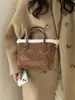 Bolso de Mano Versátil para Viajes de Otoño e Invierno 2026, Bolso Tipo Cubo para Mujer, Bolso de Hombro Cruzado Retro de Gama Alta de Nicho