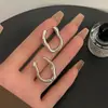 Brincos assimétricos minimalistas coreanos, design de nicho, estilo cool e discreto, geométricos, únicos e versáteis
