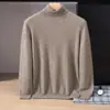 Nueva camiseta básica de punto de cachemira para otoño e invierno, moderna para negocios y para ir al trabajo, de color liso, cuello alto, simple y elegante para hombre