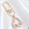 Lujo Ligero Chapado en Oro Full Diamante Charm Hebilla en Forma de D Colgante Hueco en Forma de Corazón Accesorios para Bolsos Llaves Fábrica Stock Mayorista