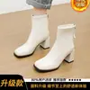 Botas cuadradas de tacón grueso estilo francés para mujer, nuevo modelo de invierno 2026, forradas de felpa, botas versátiles de ajuste ceñido, botines de tacón alto modernos y elegantes