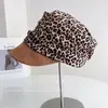 Chapéu Equestre Pregueado com Estampa de Leopardo Retrô Europeu e Americano para Mulheres, Estilo de Nicho Outono e Inverno, Boina Versátil que Faz o Rosto Parecer Menor
