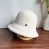 Novo chapéu de pescador de metal com logo de letra para outono e inverno, feito de pelo sintético de vison para mulheres, chapéu de feltro quente que protege as orelhas e faz o rosto parecer menor