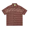 Camisa de verano para hombre a cuadros con manga corta y bordado de letras florales, cuello camisero casual, corte holgado, estilo de marca moderna europea y americana