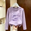 Camiseta básica para meninas para primavera e outono 2026 novo modelo, top infantil de algodão puro fofo estiloso, camiseta infantil de manga longa