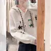 Suéter de Crochê com Capuz e Letras Retro Americano Cinza Claro para Mulheres, para Usar no Outono e Inverno, Blusa de Tricô Solta e Relaxada para Pessoas Baixas