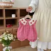 Romper Novo para Bebê Menina Verão 2026 Macacão Xadrez Estilo Coreano com Mangas Bufantes Pequenas Roupa de Uma Peça de Morango para Bebê