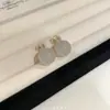 Aretes de Frijol en Forma de C Blancos Crema Suaves y Elegantes para Mujer, Diseño de Nicho Simple, Lujo Ligero, Aretes de Tuerca de Gama Alta