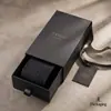 Caja de regalo larga tipo cajón hecha de papel especial, negro mate con estampado de pan de oro, impresa a medida para exhibir corbatas de hombre en boutiques