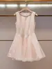 Vestido Regata de Verão Feminino de Alta Qualidade em Shenzhen, Novo Estilo Elegante e Sofisticado, Malha com Recortes Disfarçantes
