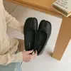 Sapatilhas estilo francês com bico dividido, sapatos de calçar, sapatos de corte baixo, sapatos de vovó, sapatos com decote em U em prata, damasco e preto