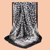 2024 nueva moda europea y americana estampado de leopardo alta calidad 90*90 satén cuadrado grande al por mayor