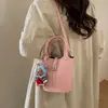Bolso de mano de moda y elegante con patrón de lichi, tipo cubo para mujer, nuevo modelo de invierno 2025, versátil para el uso diario, elegante bolso de hombro y cruzado