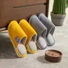2026 Nuevas Pantuflas de Piel para Invierno Estilo Pareja Pantuflas de Casa para Interior Suela Gruesa Cómodas Pantuflas de Pana y Algodón