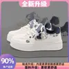 Sapatos femininos de sola grossa, versáteis e estilosos, nova coleção primavera/outono 2026, tênis brancos para estudantes, design único e fora da moda