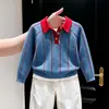 Suéter de punto estilo coreano para niños, nuevo de verano 2026, con cuello polo a rayas azules y pantalones casuales blancos de pierna ancha para niños