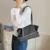 Bolsa rayada de gran capacidad para mujer, nuevo bolso de hombro versátil 2026, bolso tote de estilo coreano súper popular para el día a día