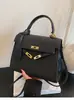 Bolsos de Mujer de Moda de Este Año 2026 Primavera y Otoño Nuevo Bolso Kelly para el Trabajo Pequeño Cuadrado Elegante de Hombro Cruzado