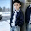 Jaqueta em camadas moderna para meninos, nova coleção primavera/outono 2026, conjunto de calça jeans de corte solto estilo coreano, look fashion